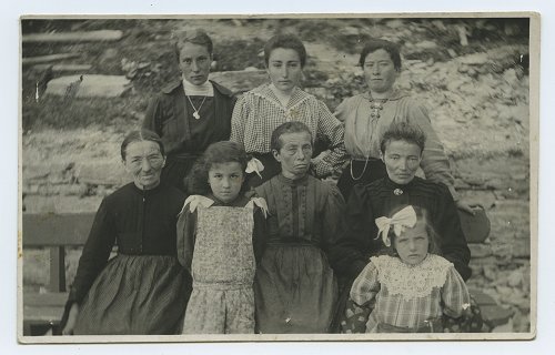 Gruppo di donne di Dolonne.